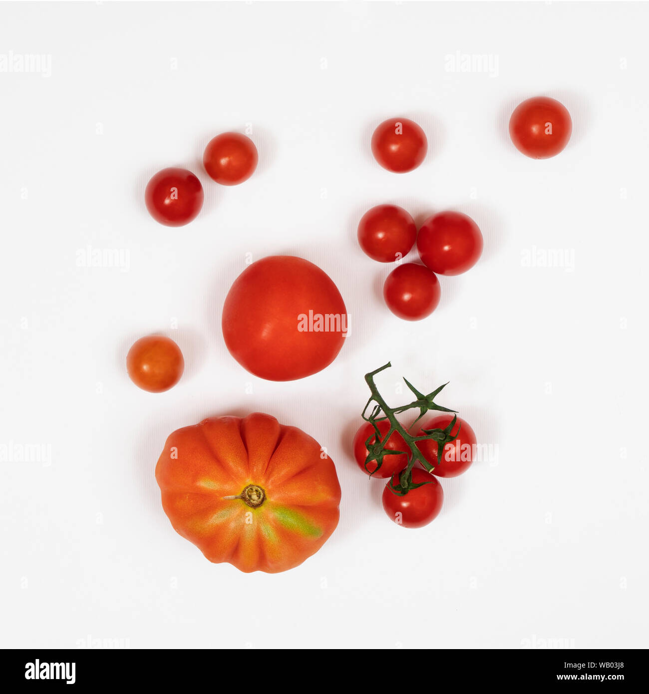 Certains types de tomates sur une surface blanche Banque D'Images