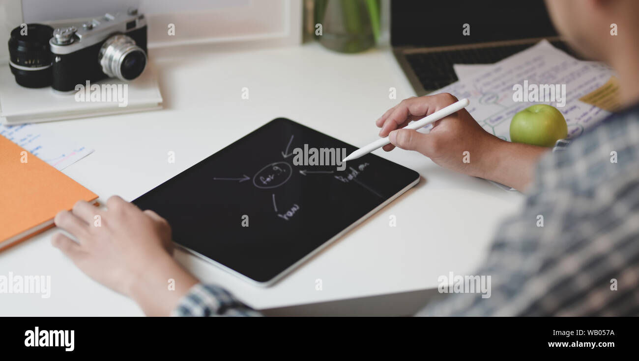Close-up view of male designer meubles le projet avec le mind mapping sur tablet prix Banque D'Images
