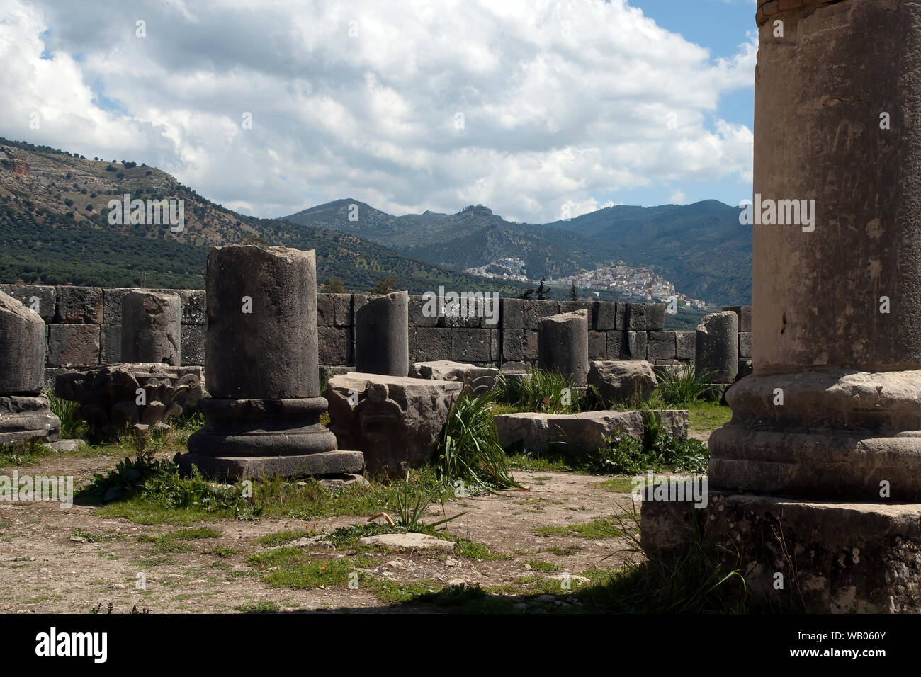 Volubilis Maroc, vue sur colonnes de vestiges romains à Moulay Idriss Zerhoun Banque D'Images