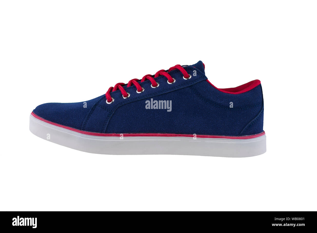 Sneakers. Chaussures de sport Vue de côté sur un fond blanc.bleu chaussure  avec semelle blanche et rouge dentelles Photo Stock - Alamy