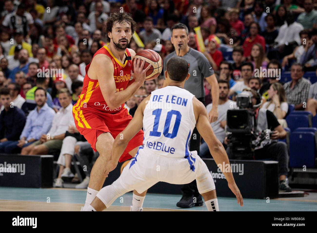 Sergio Llull de l'Espagne et l'Adris De Leon de République dominicaine sont vus en action pendant le match amical entre l'Espagne et République dominicaine à WiZink au centre de Madrid.(score final ; l'Espagne 102 70 République dominicaine) Banque D'Images