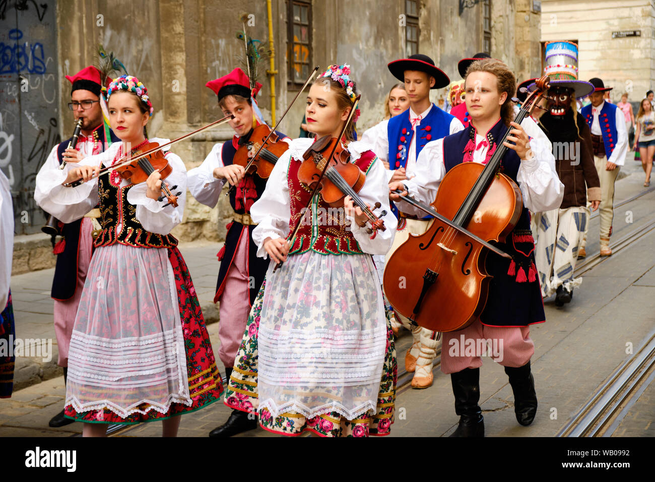 Groupe de folklore polonais à Marynia costumes lumineux nombre musiciens au cours de parade des Etnovyr Festival à rue de Lviv. Lviv, Ukraine Banque D'Images