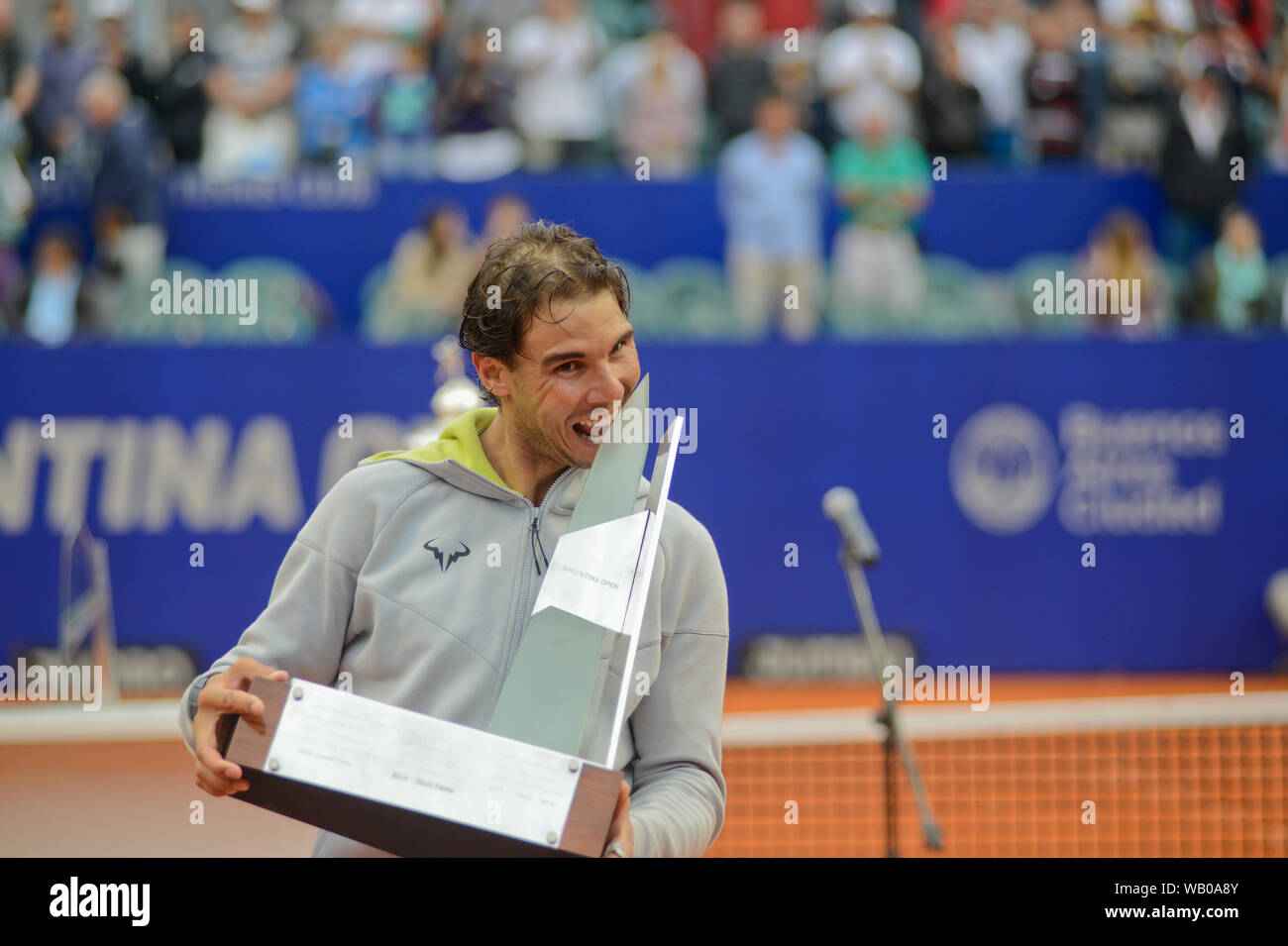 Rafael Nadal fête ses 2015 Argentine Open Championship Banque D'Images