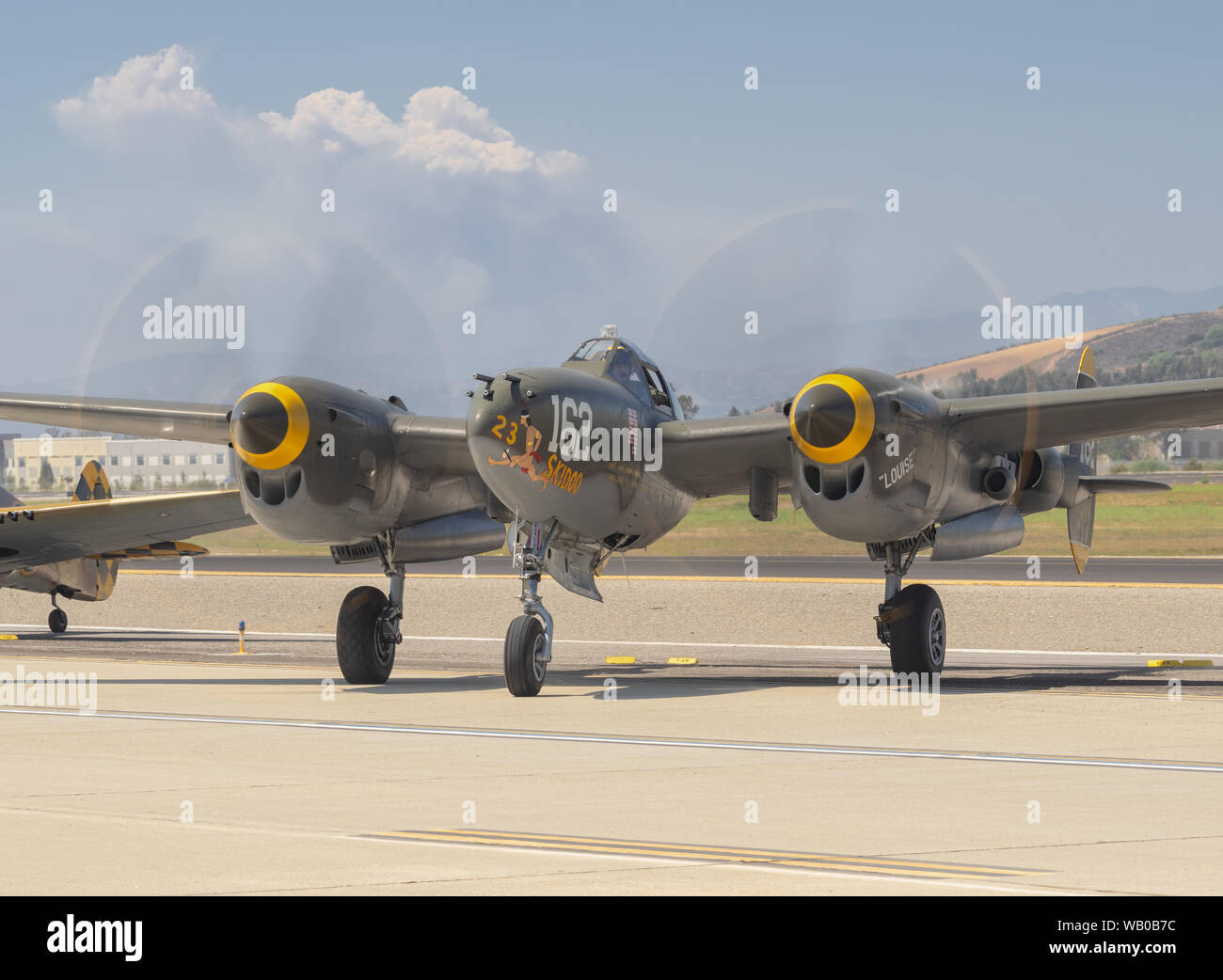 Lockheed P-38 Skidoo d'éclairage montré lors d'une démonstration de vol à l'aéroport de Camarillo, Californie. Banque D'Images
