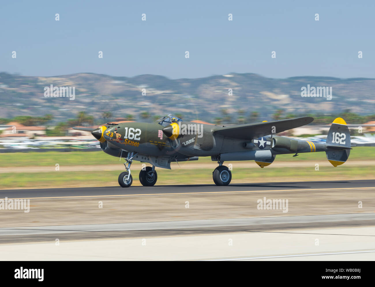 Lockheed P-38 éclairage montré lors d'une démonstration de vol à l'aéroport de Camarillo dans le comté de Ventura, en Californie. Banque D'Images