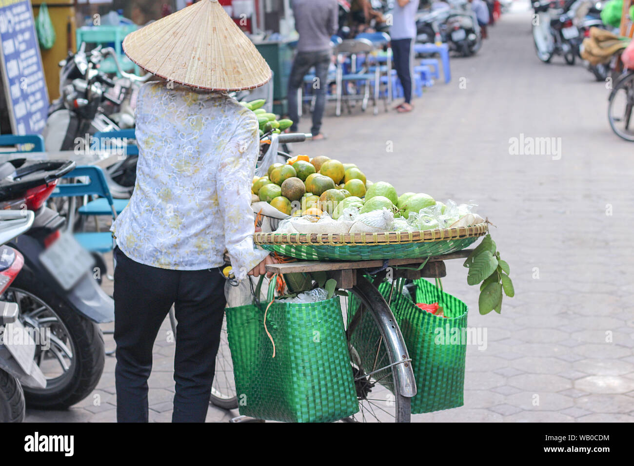 Un vendeur de rue, Hanoi, Vietnam Banque D'Images
