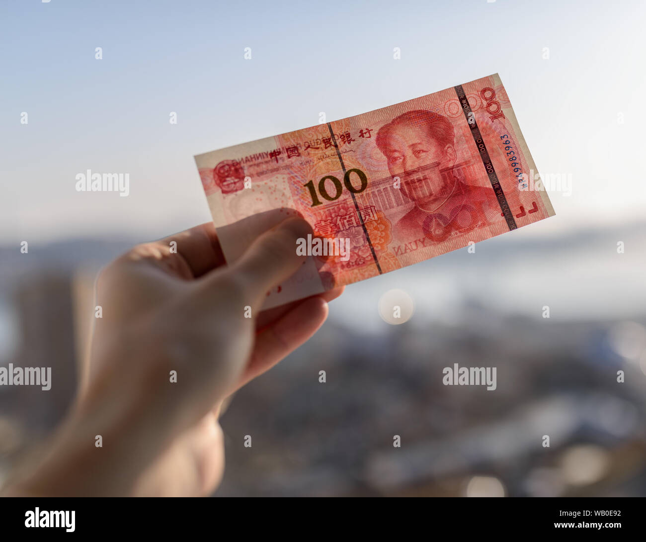 100 yuan en main. Focus sélectif et profondeur de champ. Banque D'Images