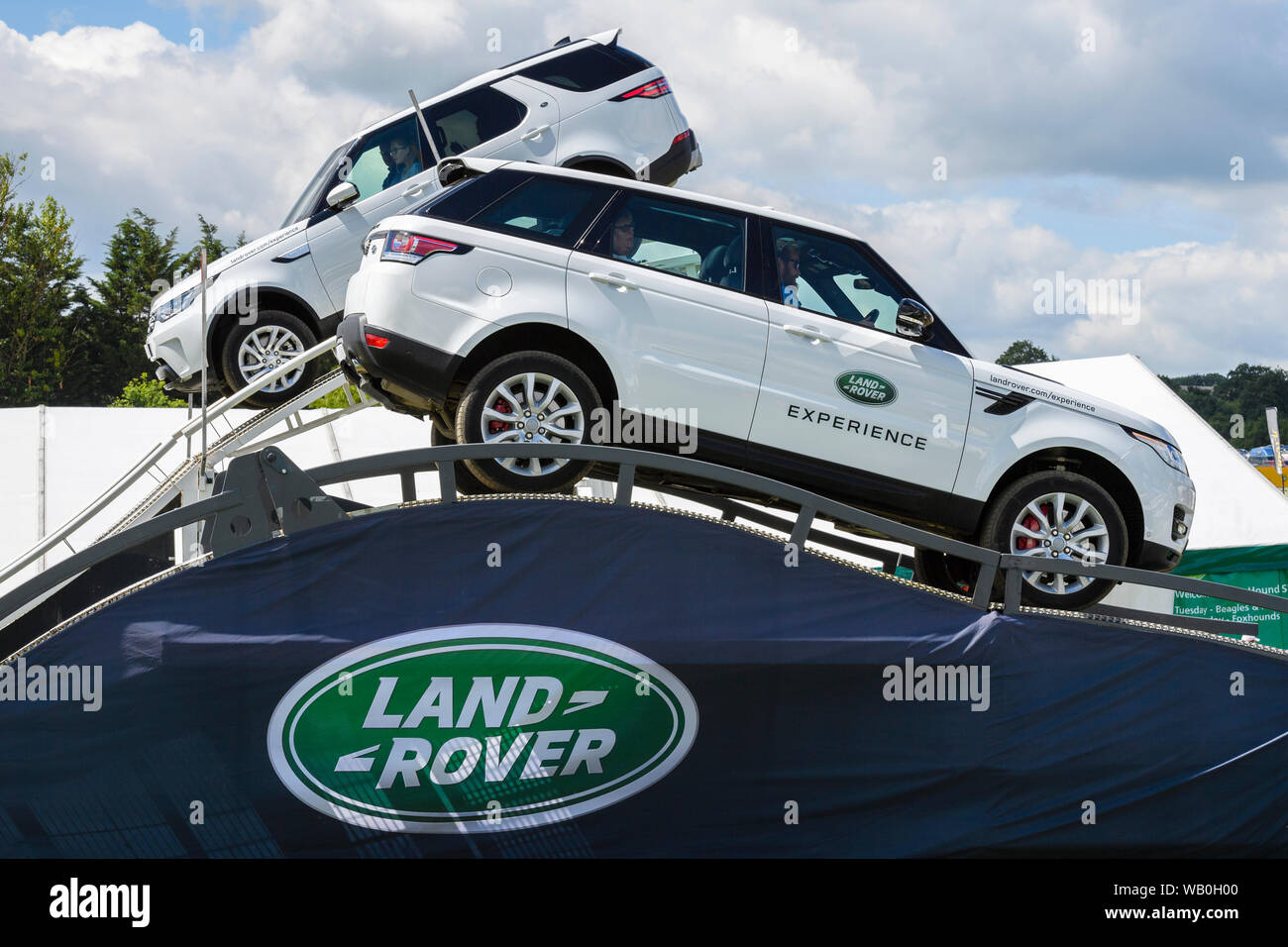 Land Rover Range Rover (et découverte) roulant sur une forte descente palpitante expérience de Land Rover - cours d'affichage grand show Yorkshire, England, UK Banque D'Images