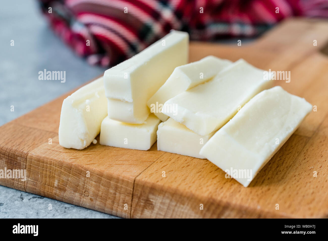 String tranches de fromage pour un Snack / Dil Peyniri turc. Aliments biologiques traditionnelles. Banque D'Images