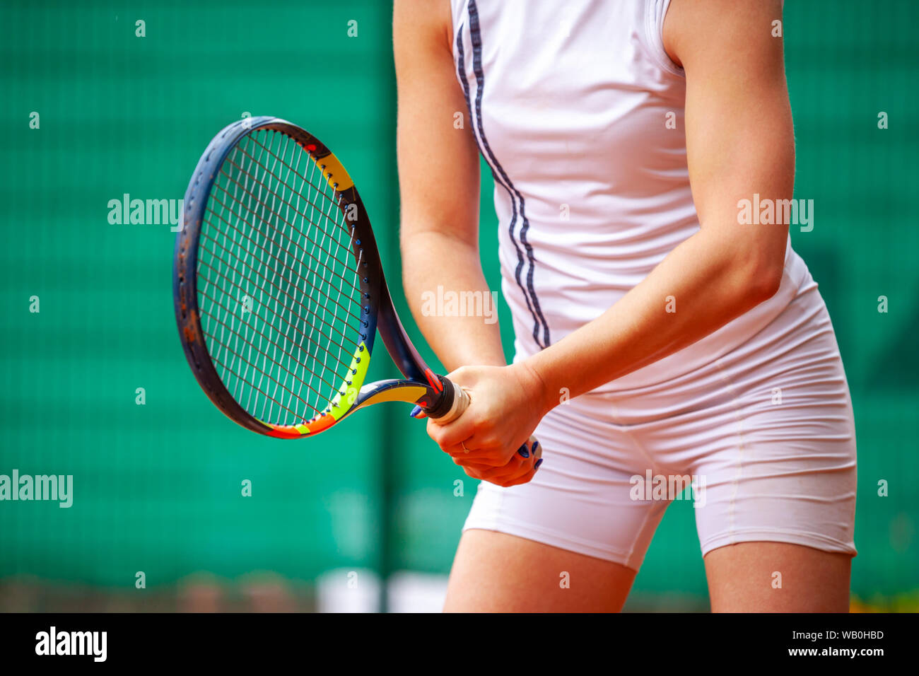 Au milieu du tennis player holding la raquette en position d'attente. Banque D'Images