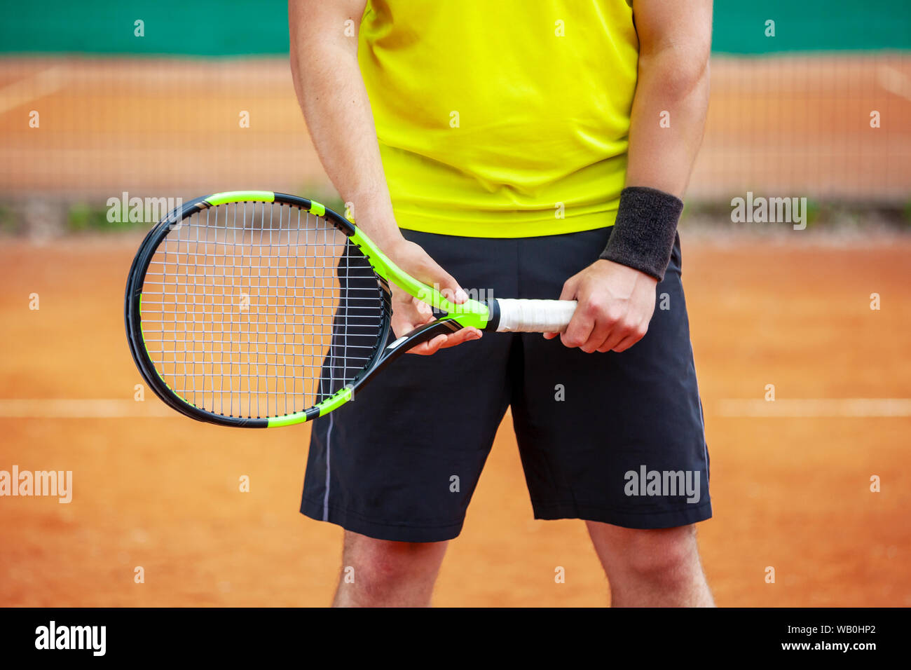 Au milieu du tennis masculin joueur tenant la raquette en position d'attente. Banque D'Images