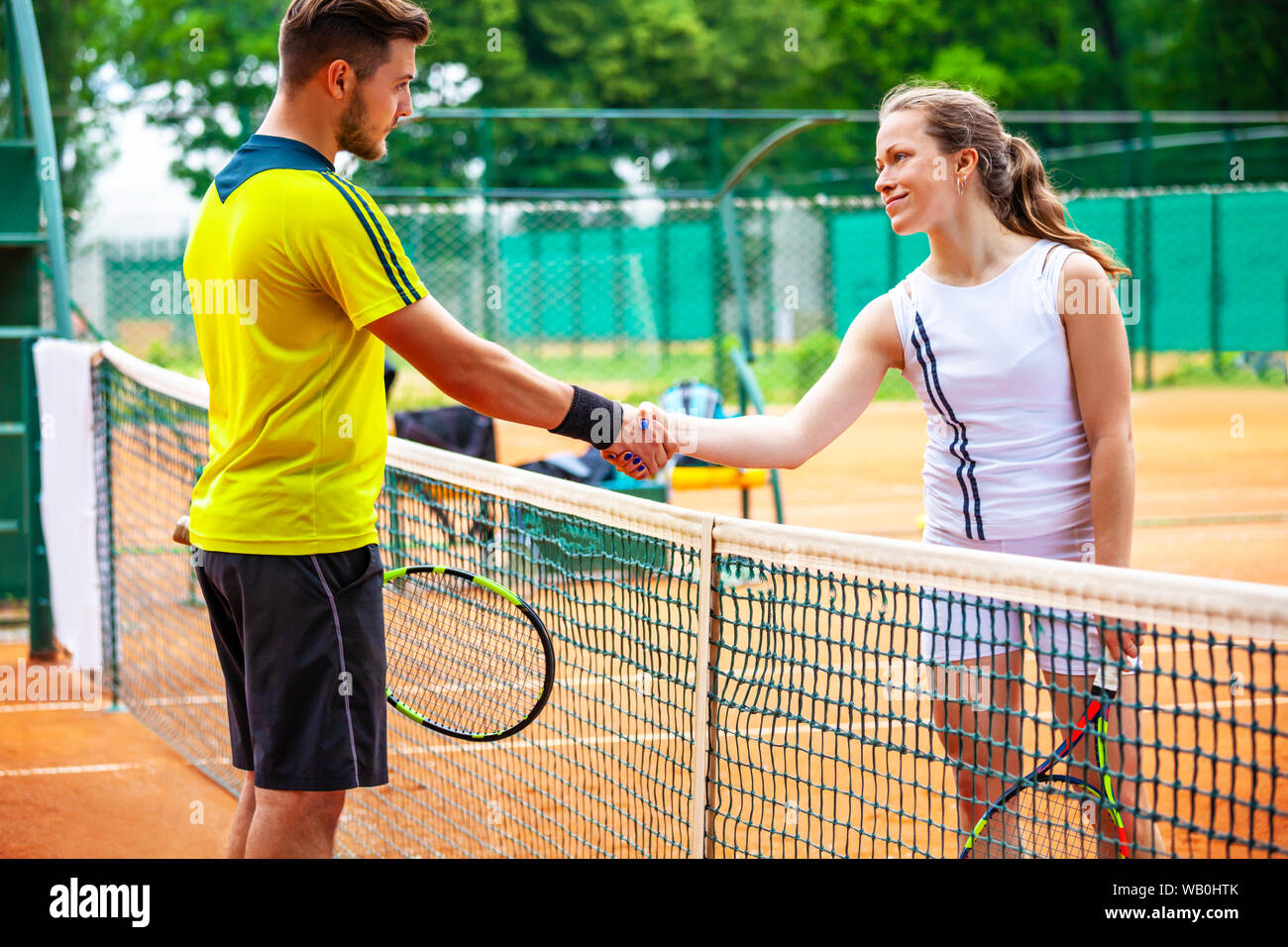 Les joueurs de tennis se serrer la main après le match. Banque D'Images