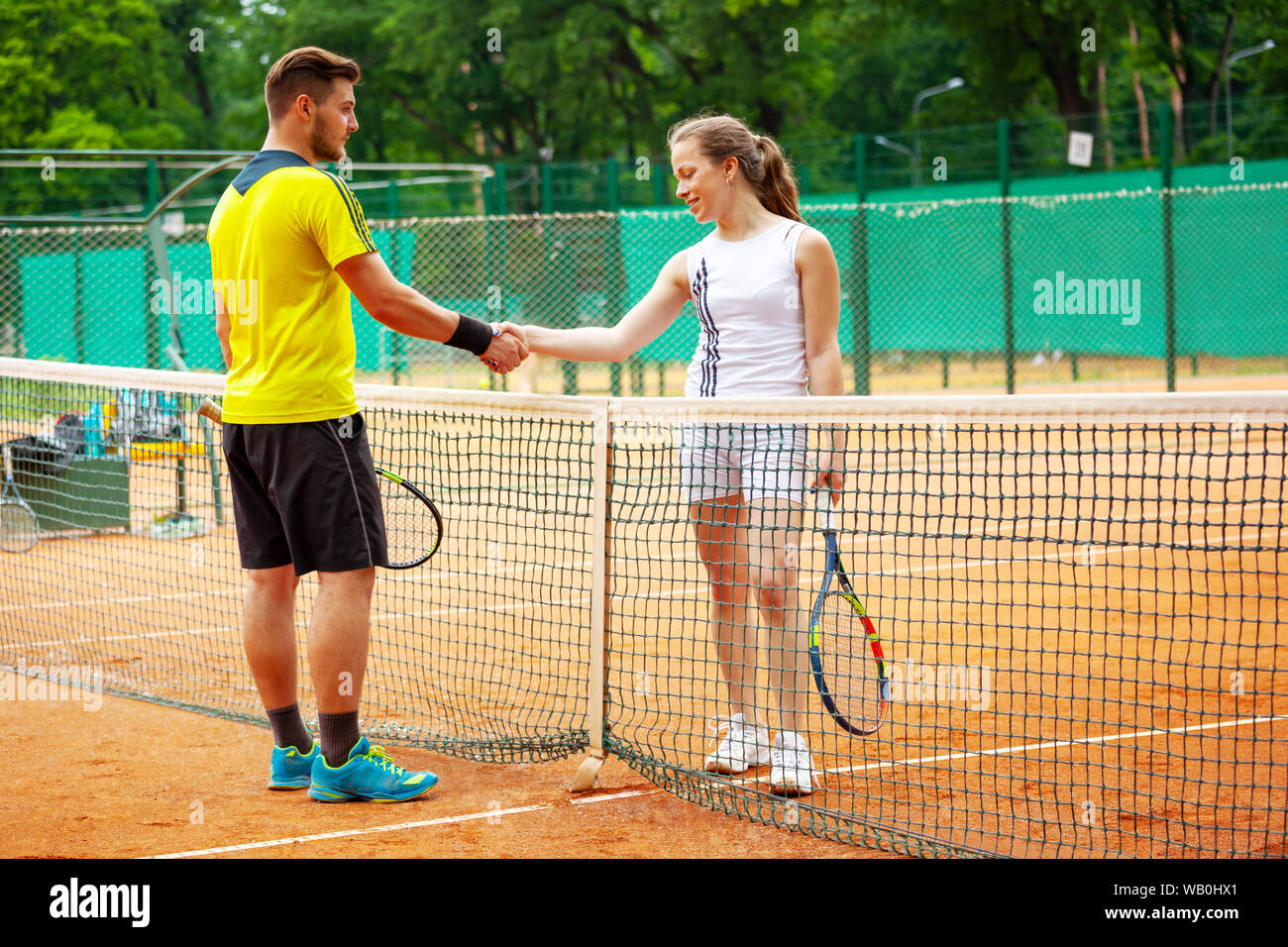 Les joueurs de tennis se serrer la main après le match. Banque D'Images