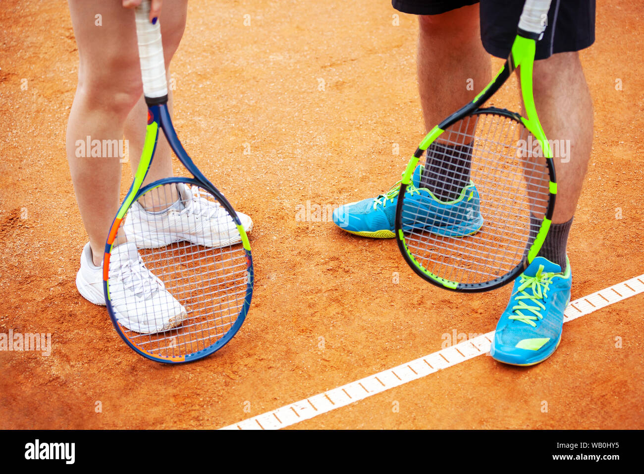 Libre de joueurs de tennis raquettes tenant prêt à jouer au tennis. Banque D'Images