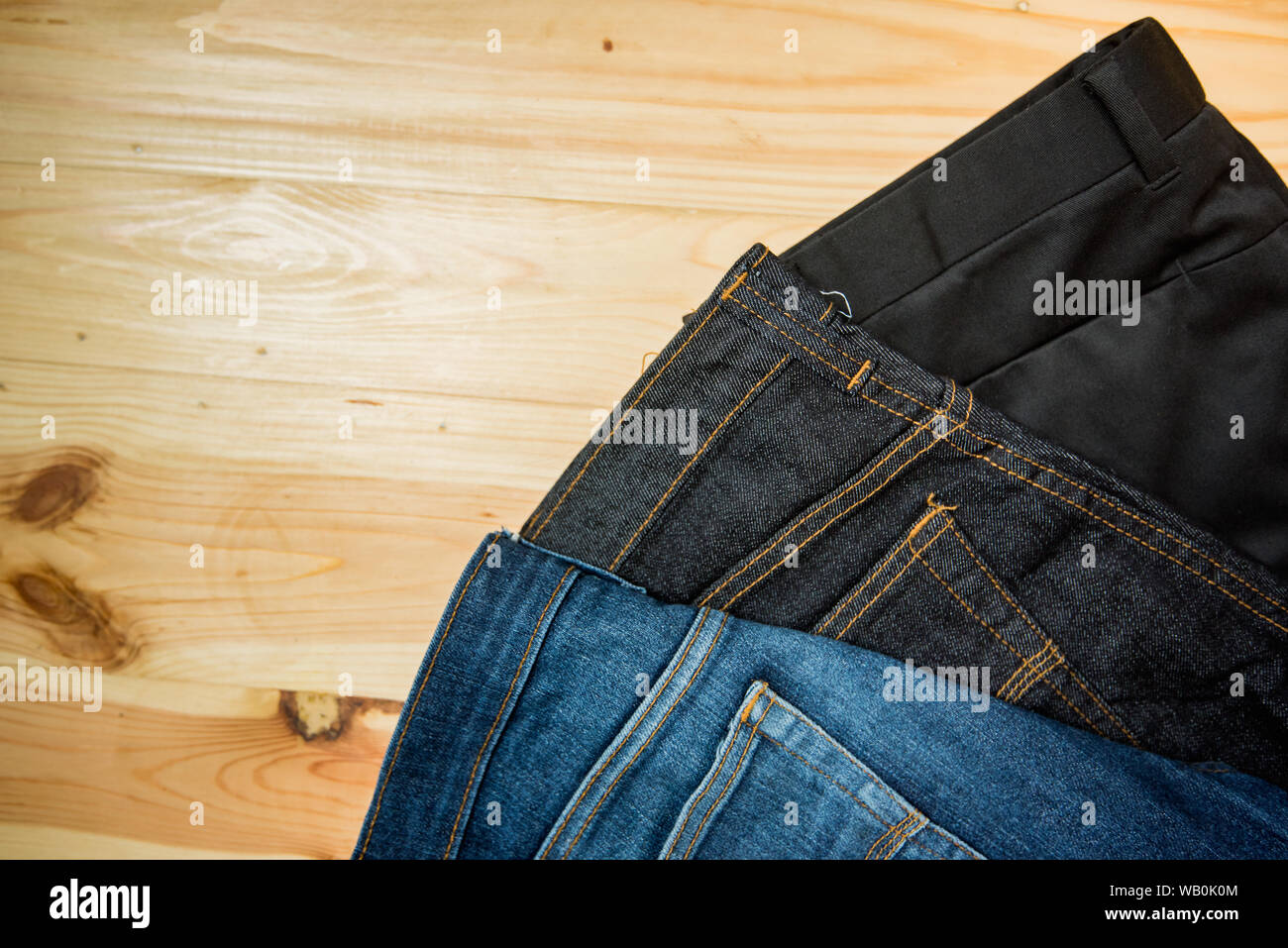 Tenues décontractées homme accessoires de mode jeans, table en bois Banque D'Images