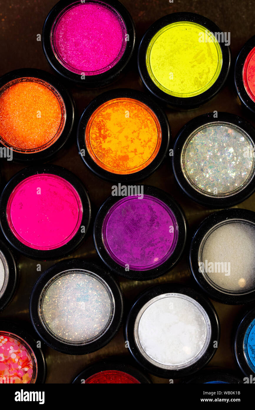 Paillettes multicolores utilisés pour mails art et photographié d'en haut Banque D'Images