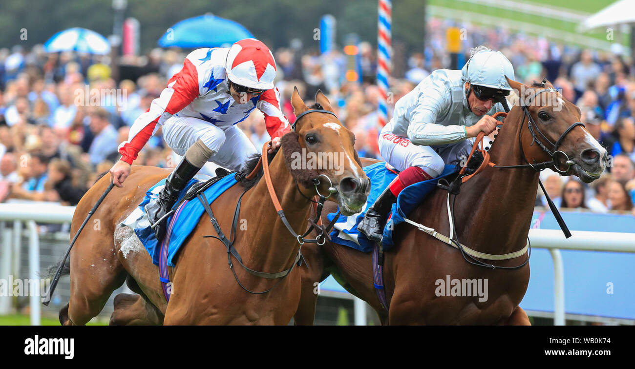 22 août 2019 , l''hippodrome de York, York, Grande-Bretagne ; 2019 Darley Yorkshire Oaks/Ladies Day ; quelle est l'histoire montée par Joe Fanning (red star) fonctionne sur de gagner le Clipper Handicap Logistique dans une finition étanche avec Vale de Kent monté par Frankie Dettori Credit Conor Molloy/News Images Banque D'Images