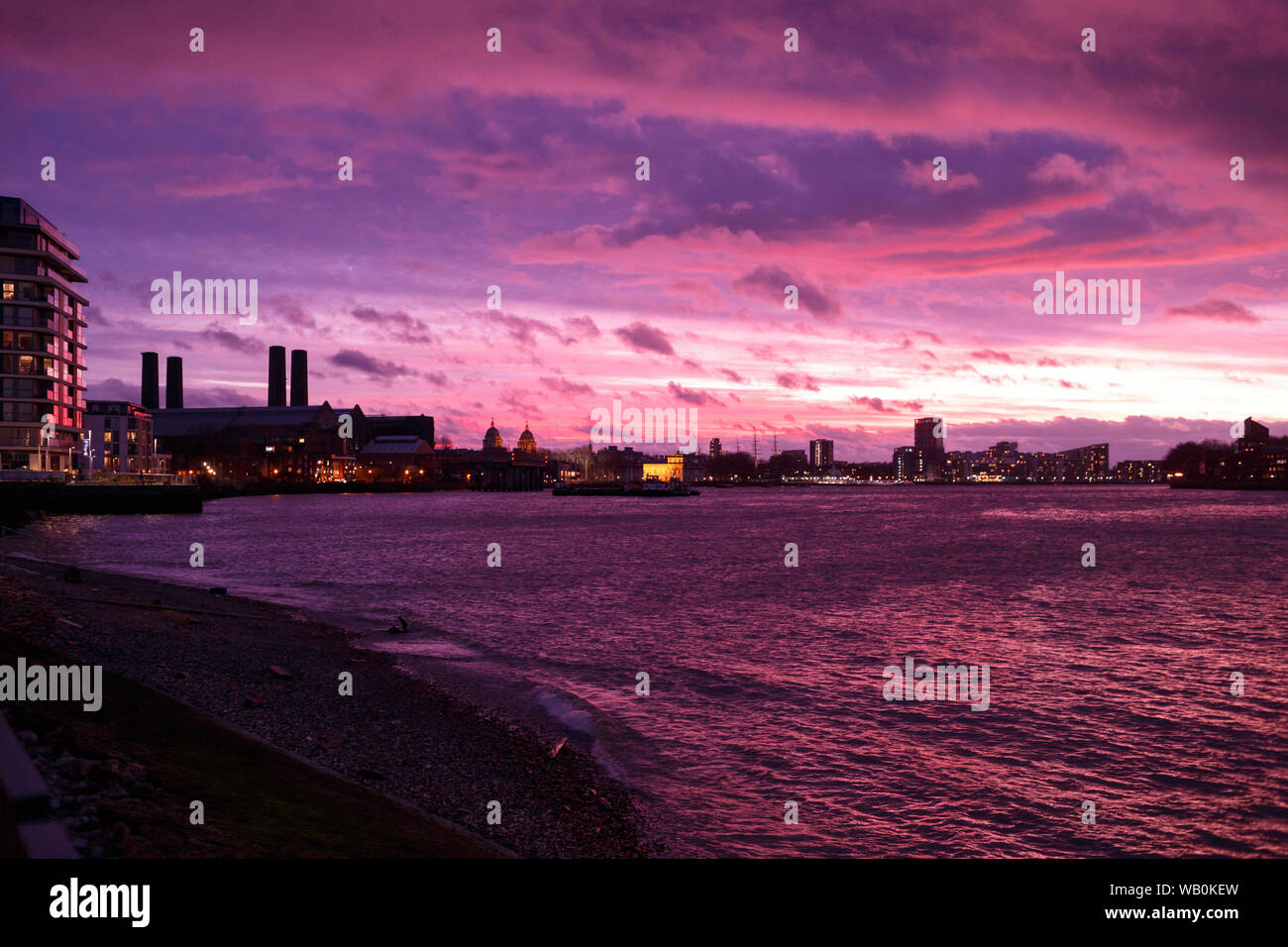 Centre-ville de Greenwich avec Purple Sky Coucher du soleil sur la Tamise Trafalgar Tavern Jaune allumé Banque D'Images