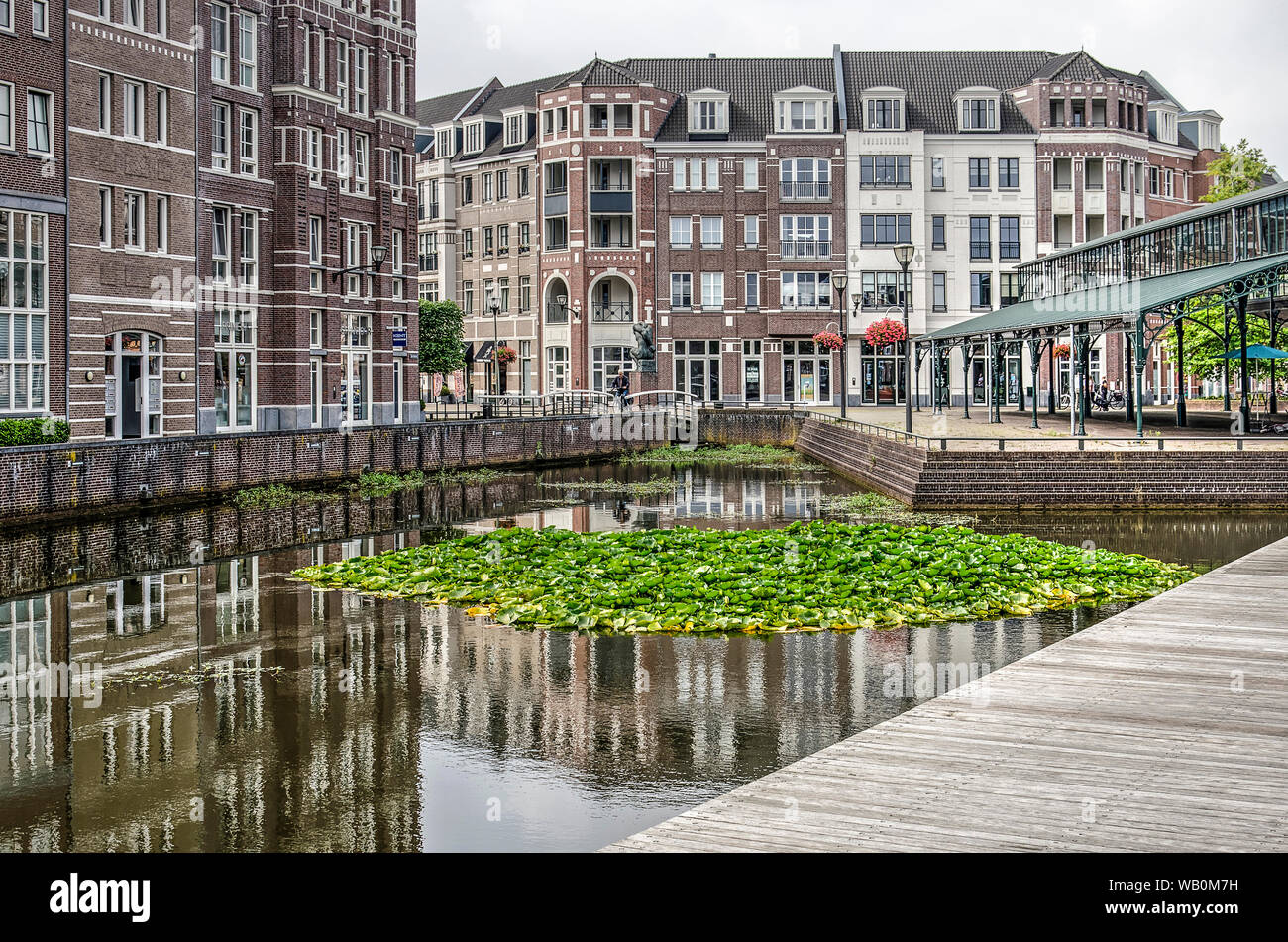 Helmond, Pays-Bas, 16 août 2019 : la place centrale dans le quartier postmoderne Brandevoort avec un marché de l'acier hall et maisons en briques reflec Banque D'Images