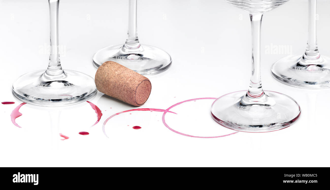 Anneaux de reste de vin et liège avec verres vides contre fond blanc Banque D'Images