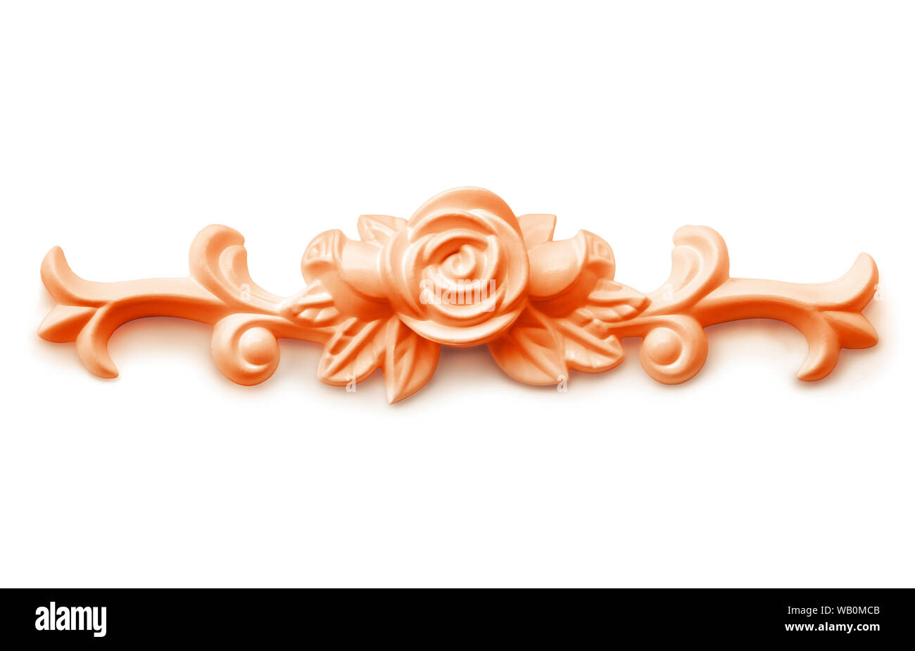 En en bois sculpté doré. Décoration Classique élément isolé contre l'arrière-plan blanc. Clipping path Banque D'Images