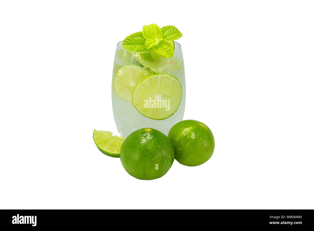 Mojito cocktail avec de la chaux et de menthe dans le verre pendant des jours chauds et bons pour la santé blanc isolé Banque D'Images