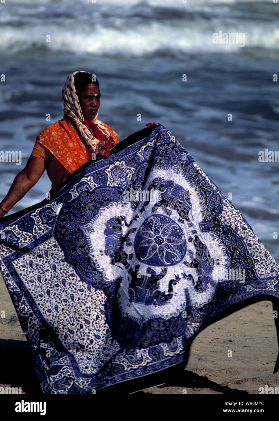 asie, asiatique, sri lanka femme indienne qui fait la démonstration de ses batiks sur la plage Banque D'Images