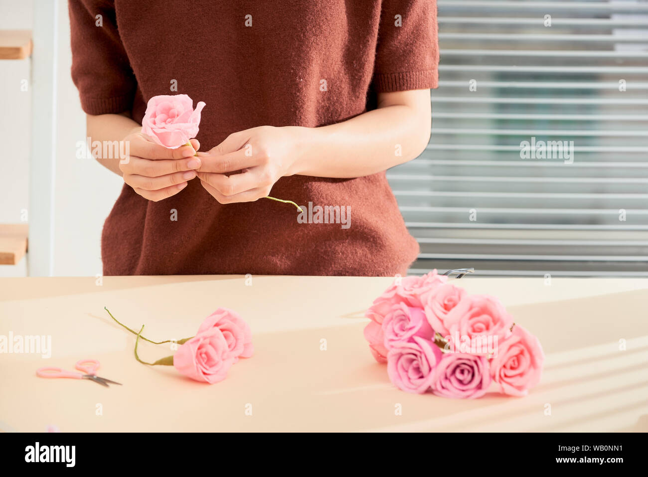 Les gens faire en papier craft art fleurs Banque D'Images