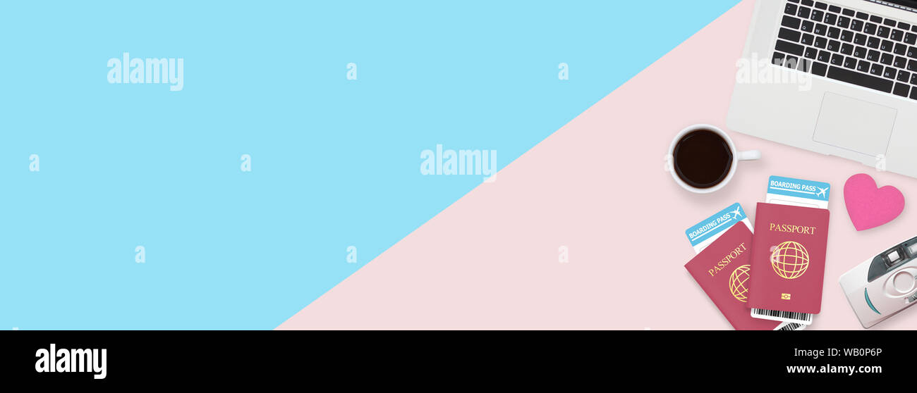 Les bannières publicitaires avec deux passeport, carte d'embarquement , Appareil photo , café et ordinateur ordinateur portable isolé sur fond de couleur deux tons avec copie espace Banque D'Images