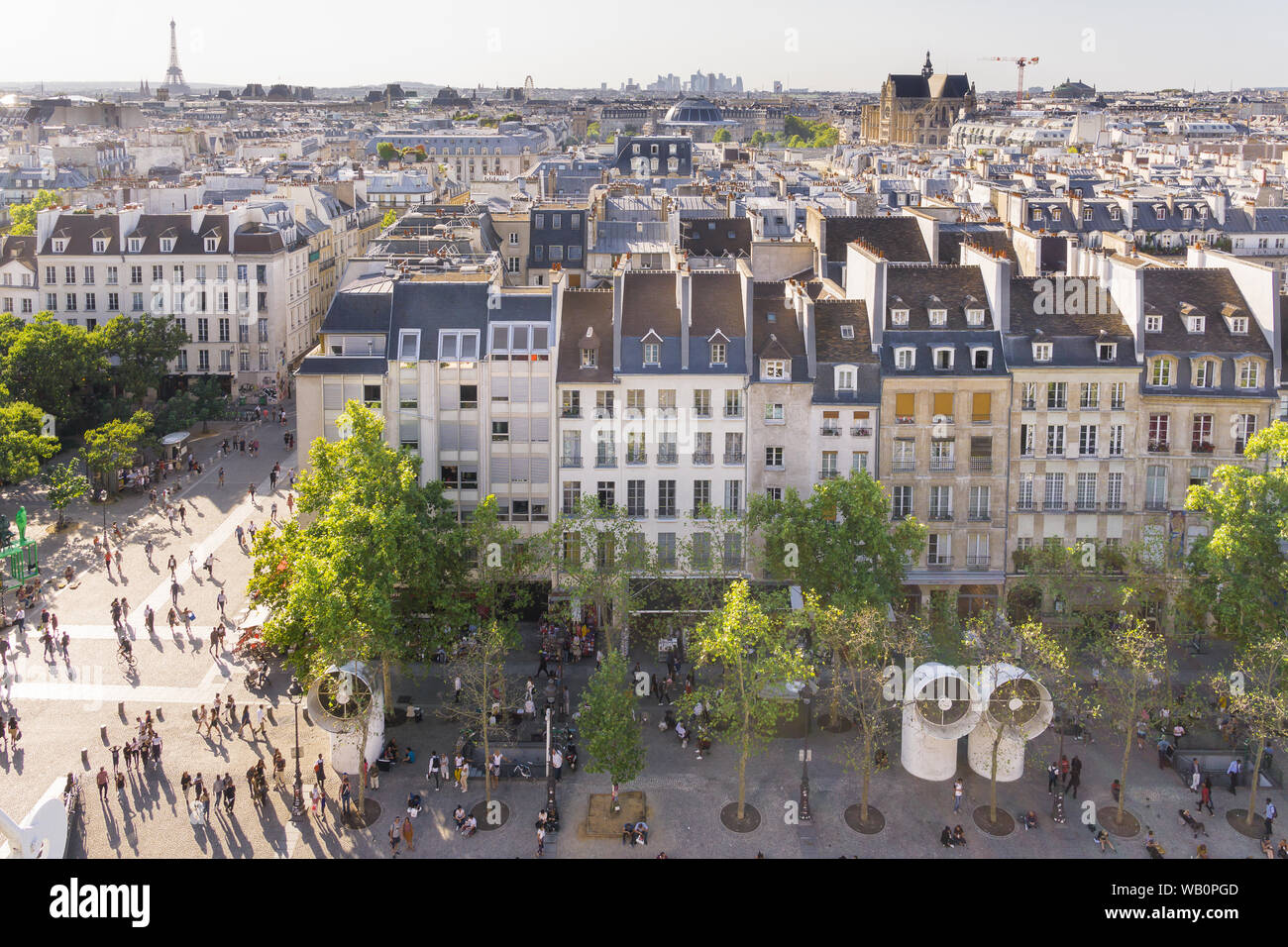 Toits de Paris - vue aérienne des toits de Paris sur un après-midi d'été, en France, en Europe. Banque D'Images