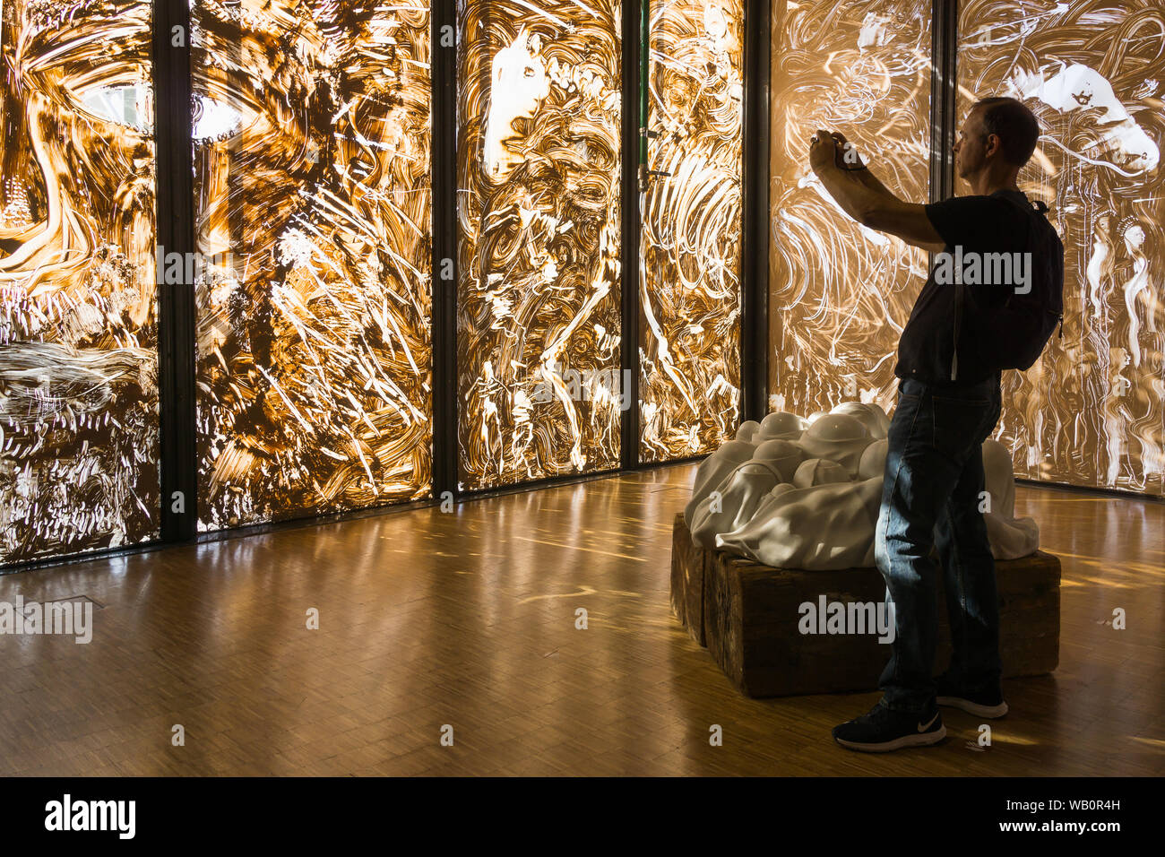 Musée Paris - Tourisme tourisme d'âge moyen de prendre la photo d'une peinture sur verre dans le Centre Pompidou à Paris, France, Europe. Banque D'Images