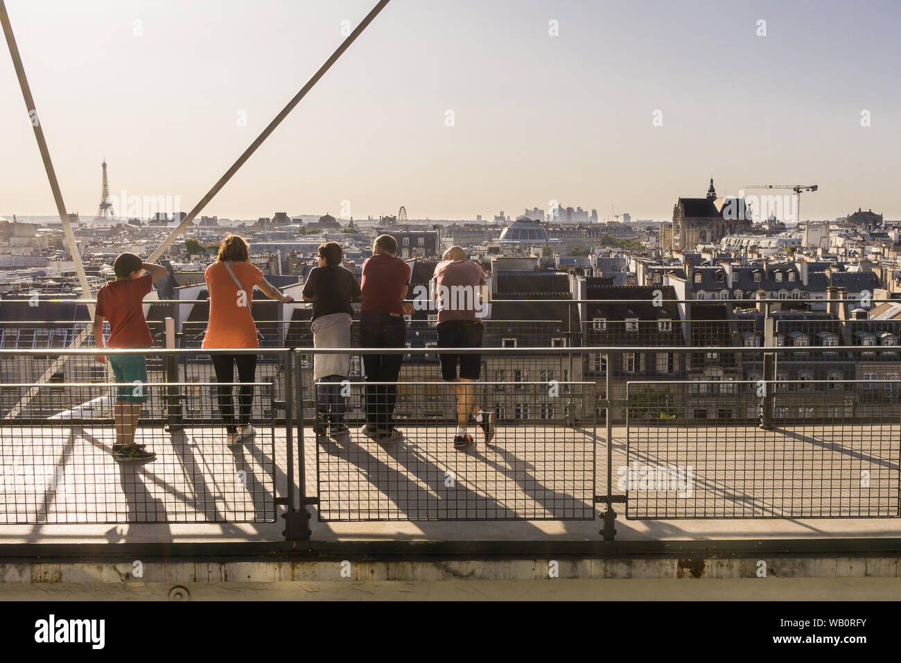 Paris Centre Pompidou - les touristes à regarder les toits de Paris à partir de la plate-forme d'observation du Centre Pompidou. La France, l'Europe. Banque D'Images
