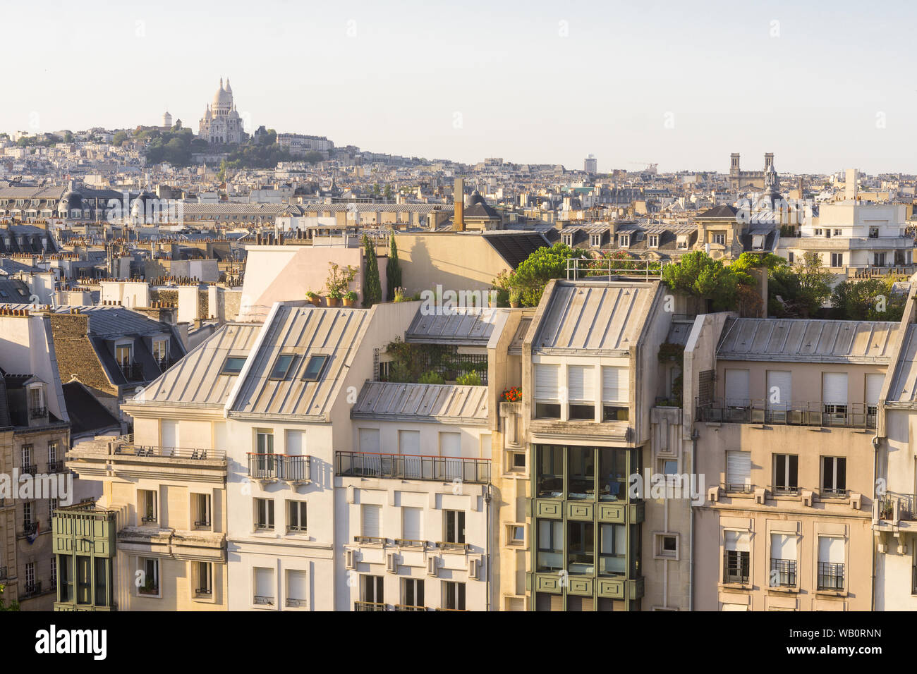 Toits de Paris - vue aérienne des toits de Paris sur un après-midi d'été, en France, en Europe. Banque D'Images