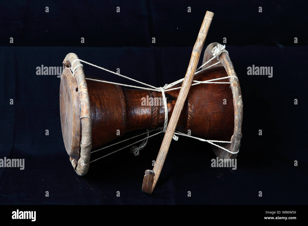 THUDI - Instrument de musique traditionnel de la tribu Paniya, Kerala, Inde Banque D'Images