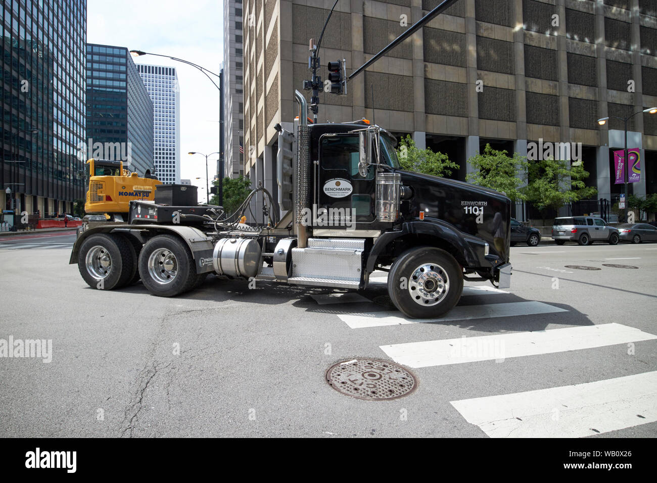 Grand kenworth semi truck tirant grande charge en tournant dans le coin au centre-ville de concordance de centre-ville de Chicago, dans l'Illinois, États-Unis d'Amérique Banque D'Images