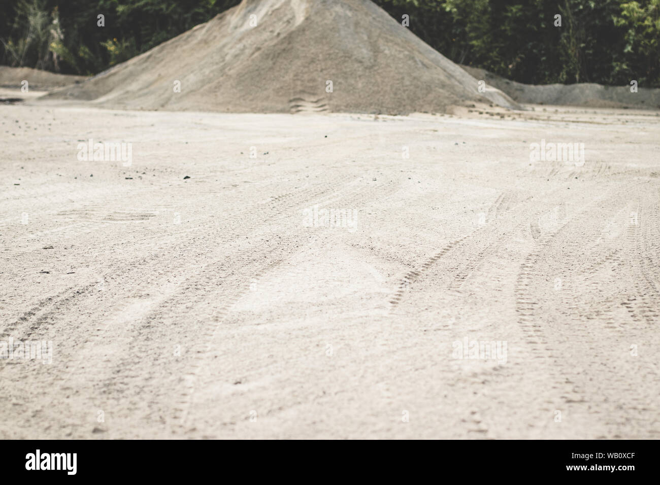 La texture des traces de pneus de tracteur sur le terrain Banque D'Images