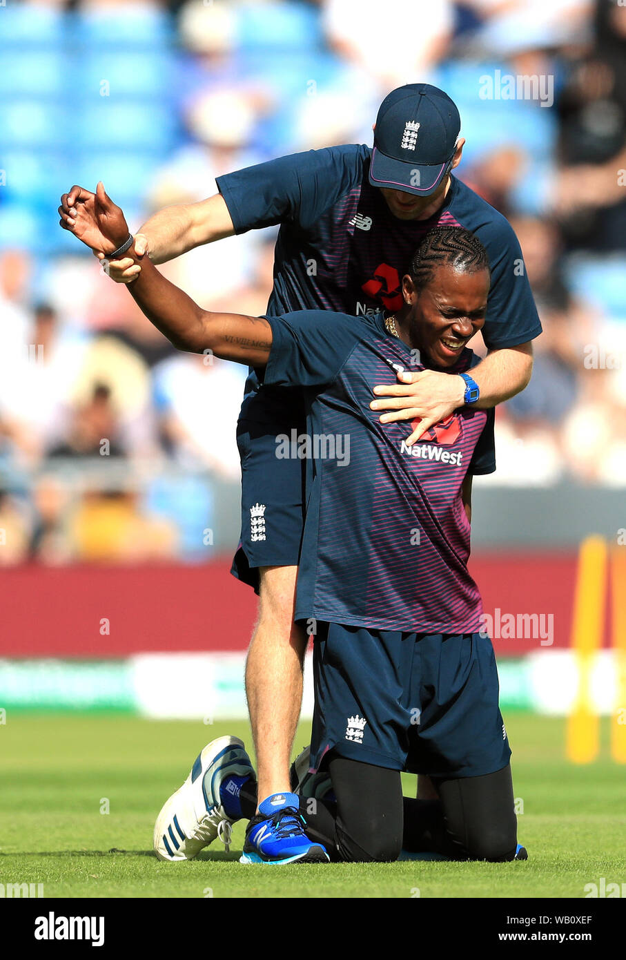 L'Angleterre Jofra Archer (à droite) se réchauffe avant de la deuxième journée du troisième test-match cendres à Headingley, Leeds. Banque D'Images