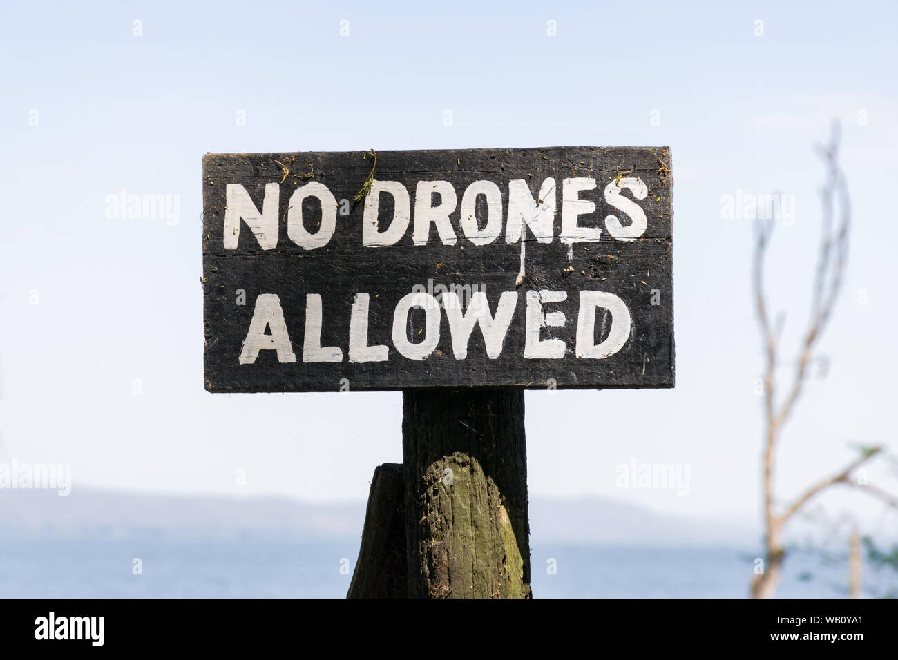 Un sol en bois pas de drones admis panneau d'avertissement, le lac Naivasha, Kenya Banque D'Images