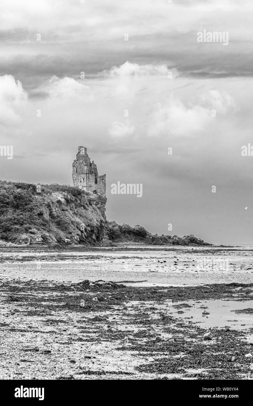 Les vestiges de ce qu'il reste de Greenan château perché près du bord de la falaise à Ayr en Écosse. Banque D'Images