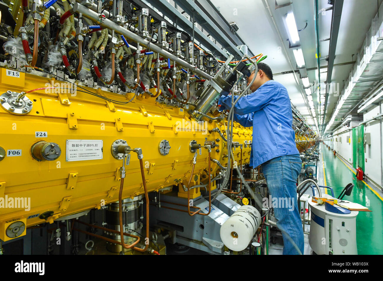 (190823) -- GUANGZHOU, 23 août 2019 (Xinhua) -- Un opérateur vérifie l'accélérateur linéaire pour la Chine Spallation Neutron Source (nés à Dalang Town à Dongguan, Province du Guangdong en Chine du sud, le 24 juillet 2019. Vendredi a marqué le premier anniversaire de la note de stratégie d'être mis en service après avoir passé le test de réception nationale. La stratégie nationale est la première installation de recherche fournissant des faisceaux de neutrons pulsés intenses pour la recherche scientifique. Spallation Neutron Source peut accélérer des protons avant leur destruction dans une cible pour produire des neutrons. Les neutrons sont alors envoyés à de nombreux instruments t Banque D'Images
