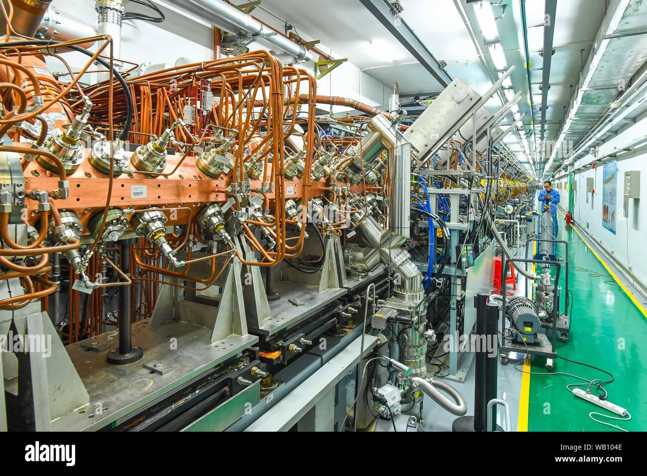 (190823) -- GUANGZHOU, 23 août 2019 (Xinhua) -- Un opérateur vérifie l'accélérateur linéaire pour la Chine Spallation Neutron Source (nés à Dalang Town à Dongguan, Province du Guangdong en Chine du sud, le 24 juillet 2019. Vendredi a marqué le premier anniversaire de la note de stratégie d'être mis en service après avoir passé le test de réception nationale. La stratégie nationale est la première installation de recherche fournissant des faisceaux de neutrons pulsés intenses pour la recherche scientifique. Spallation Neutron Source peut accélérer des protons avant leur destruction dans une cible pour produire des neutrons. Les neutrons sont alors envoyés à de nombreux instruments t Banque D'Images