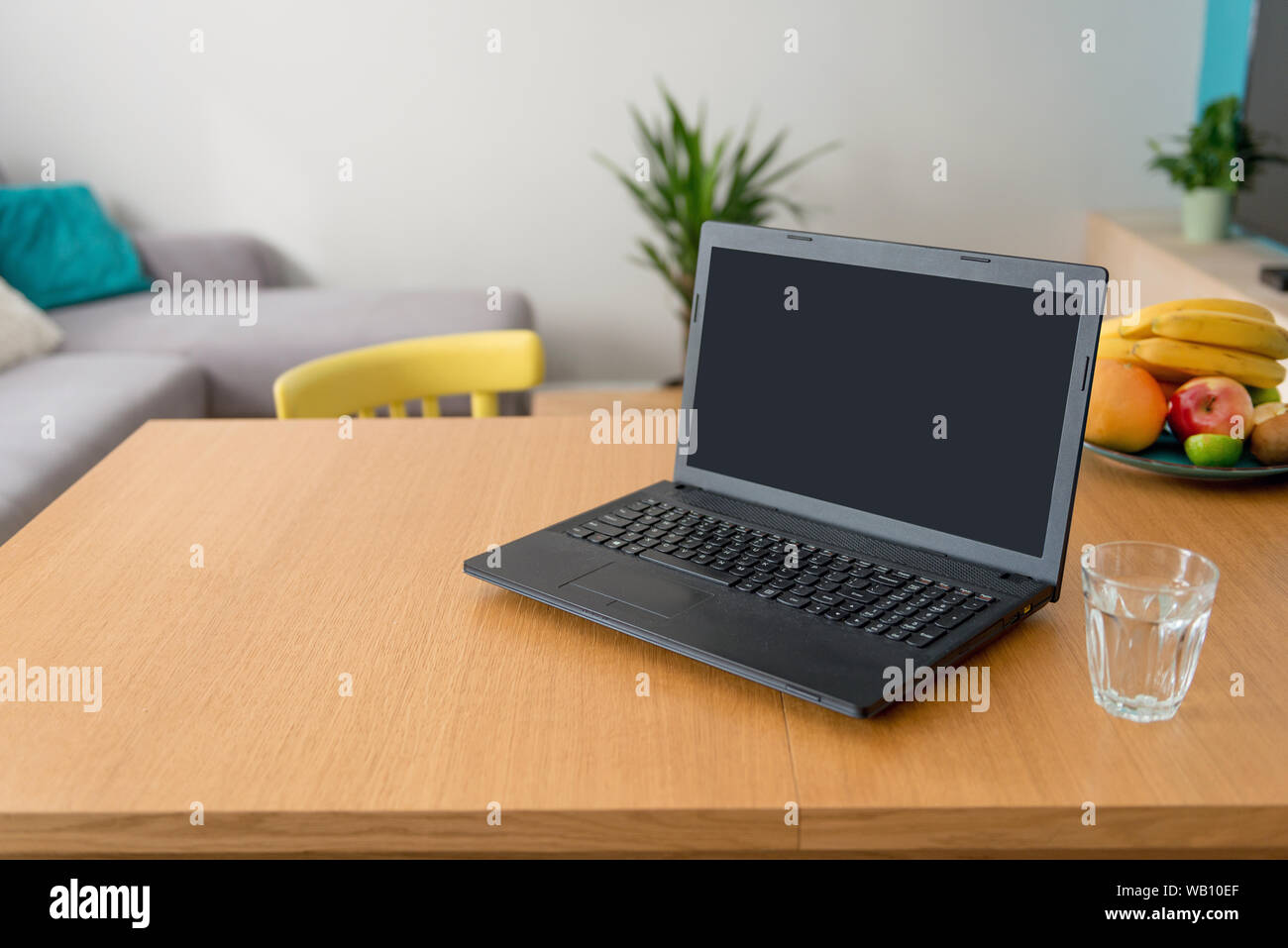 Ordinateur portable avec écran vide sur table in modern living room. Image horizontale Banque D'Images