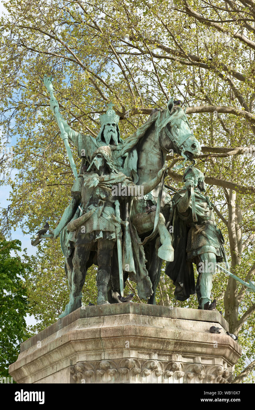 Statue en bronze de Charlemagne et ses Leudes. Plaza de Notre-Dame. Paris, France Banque D'Images