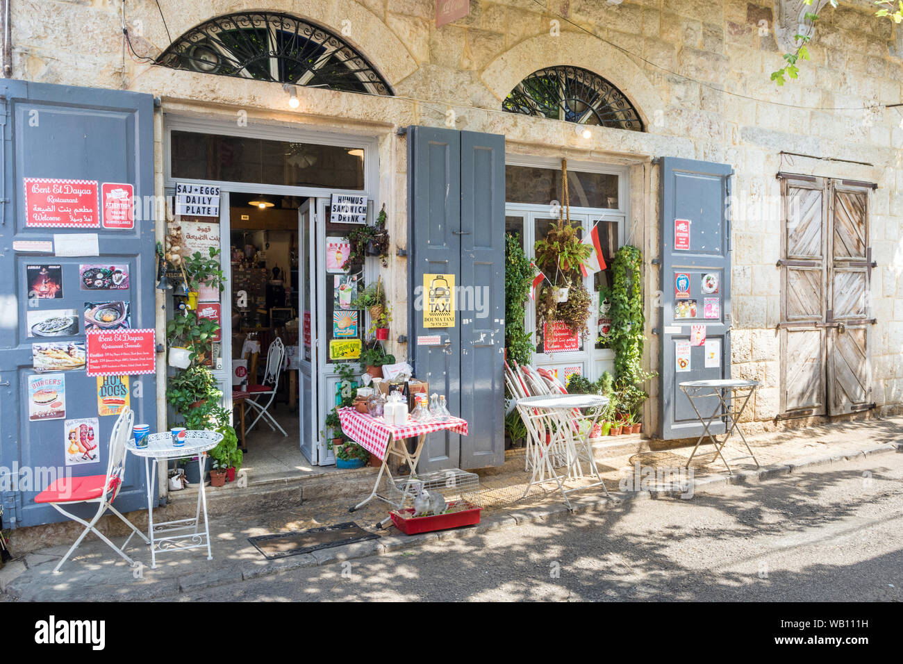 Bent el Dayaa cafe restaurant dans le vieux souk de Douma, village traditionnelle Libanaise, Liban Banque D'Images