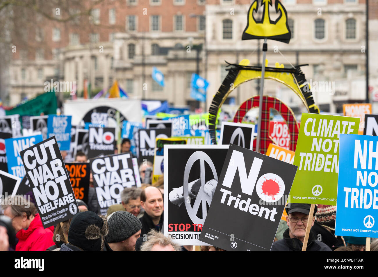 Le CND (campagne pour le désarmement nucléaire), s'arrêter, de démonstration nationale Trident se déplaçant le long de Park Lane, ont marché est passé de Marble Arch à Trafalgar Square où Banque D'Images