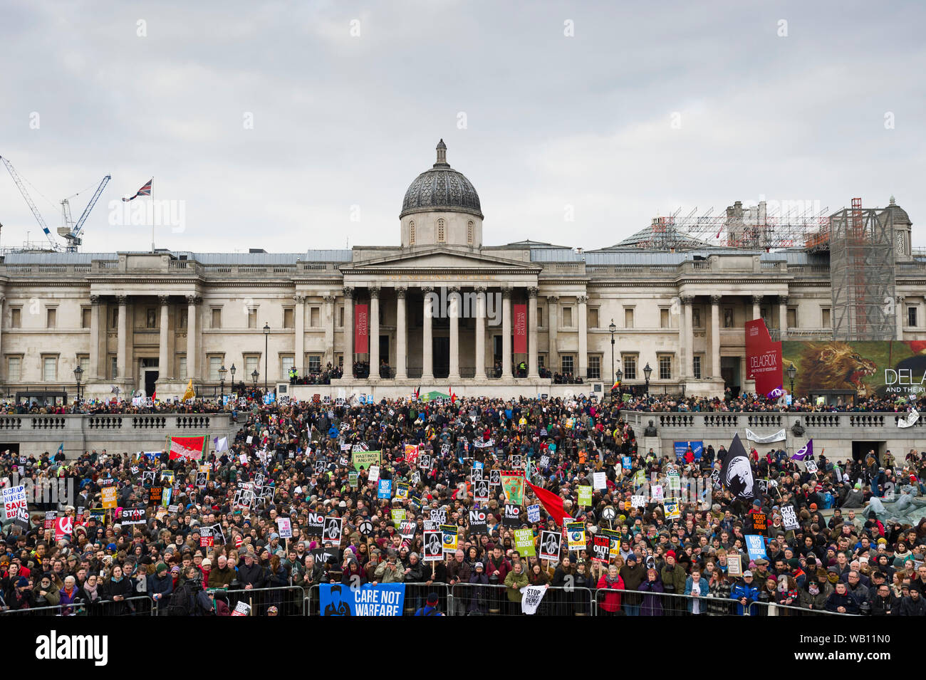 Le CND (campagne pour le désarmement nucléaire) la tenue d'un rassemblement à Trafalgar Square dans le cadre de ses 'Stop à la Trident' national de démonstration, après une marche d'en Banque D'Images