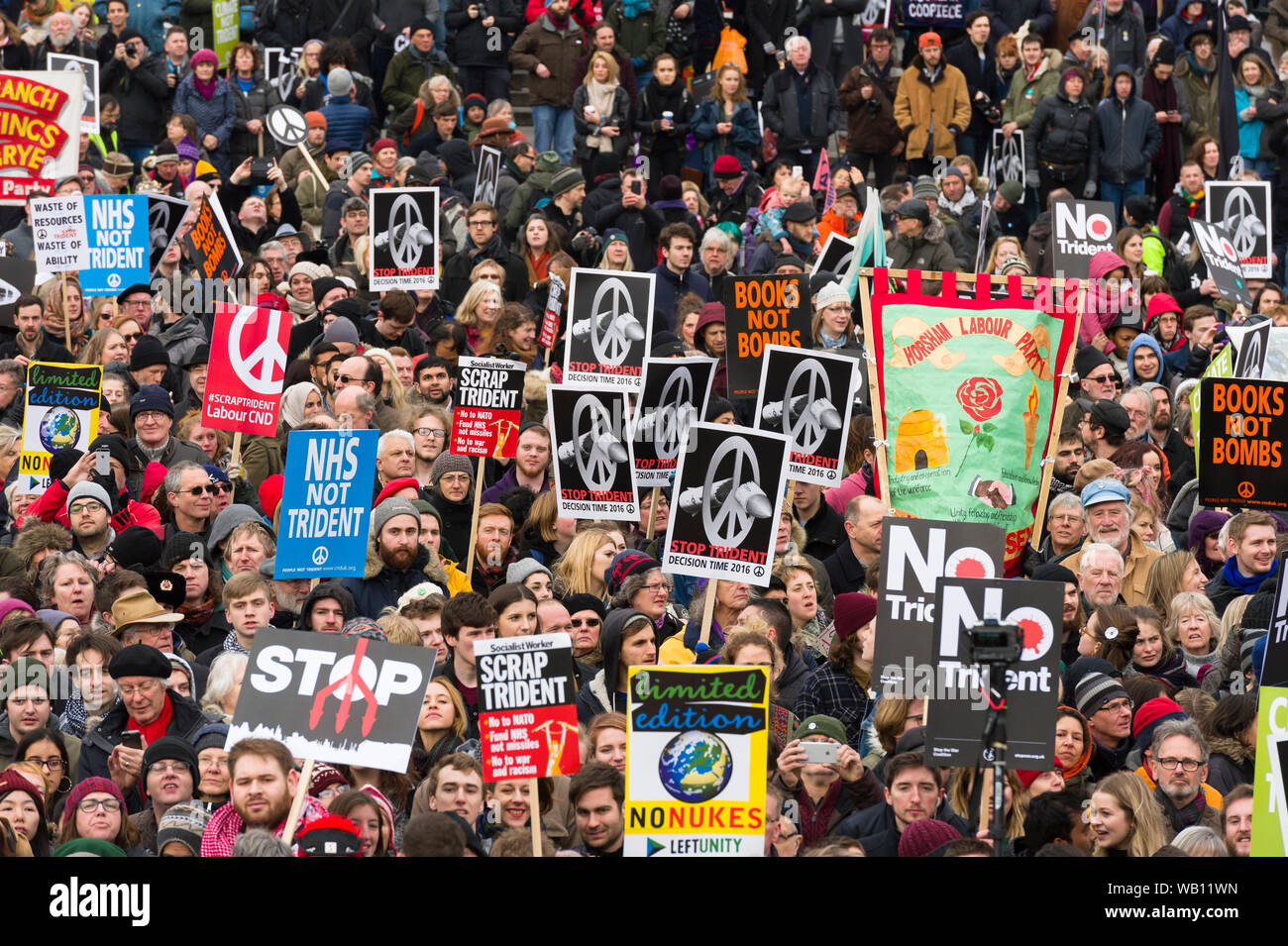 Le CND (campagne pour le désarmement nucléaire) la tenue d'un rassemblement à Trafalgar Square dans le cadre de ses 'Stop à la Trident' national de démonstration, après une marche d'en Banque D'Images