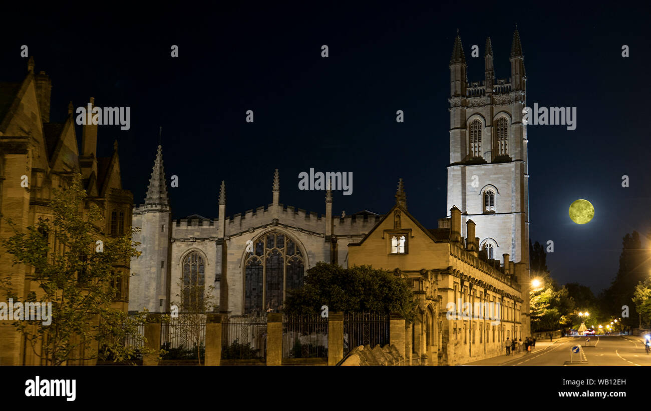 Large vue de la nuit de Magdalen College, Oxford éclairée par la pleine lune. Banque D'Images