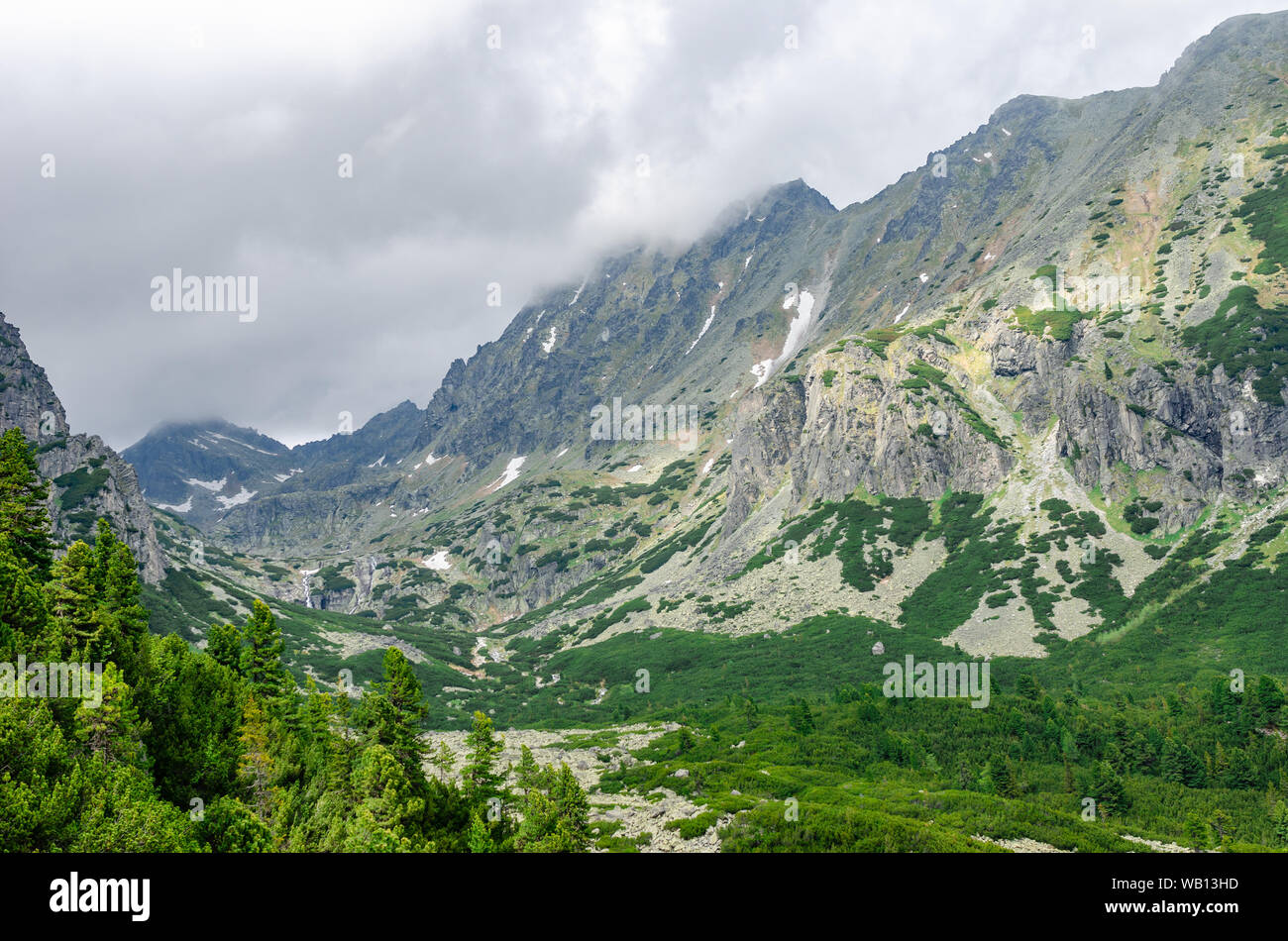 Paysage de montagne sur une journée d'été. Banque D'Images