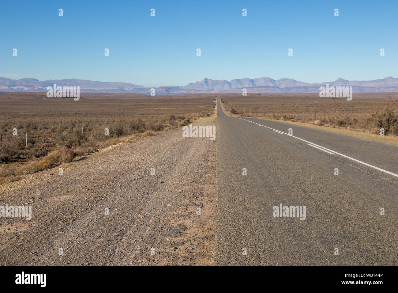 L Autoroute N12 S Execute Dans Des Lieux A Travers L Aride Campagne Klein Karoo En Afrique Du Sud Libre De Droit Au Format Paysage With Copy Space Photo Stock Alamy